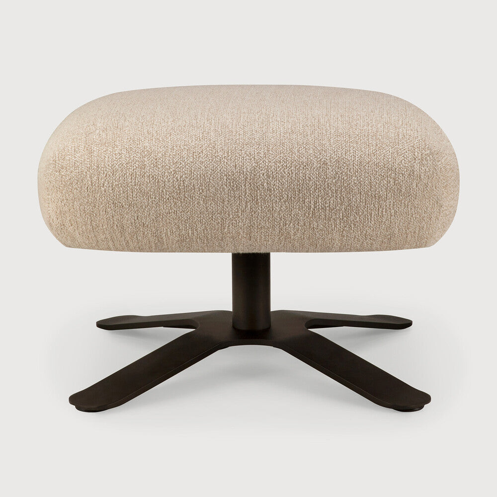 Tabouret Ethnicraft MERGE, couleur Loam, avec une surface rembourrée moelleuse et des contours légèrement arrondis vus de face.