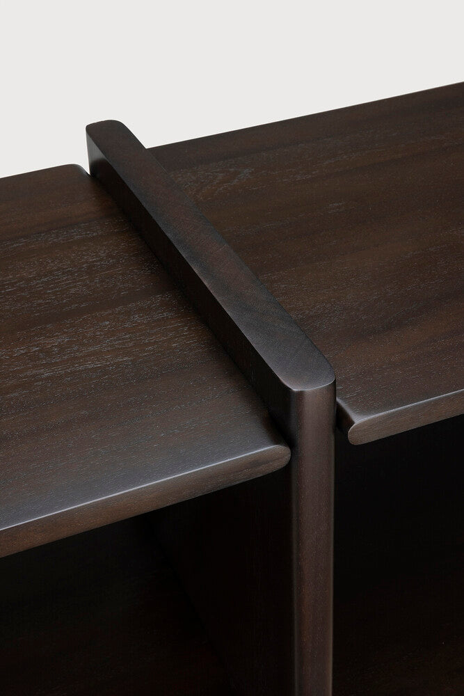 Ethnicraft MORTISE Regal – Detail der sichtbaren Holzverbindungen und lackierten Mahagonioberfläche in Rose Brown.