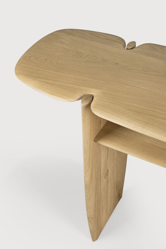 Console PI en chêne d'Ethnicraft – Détail de la surface en bois travaillée à la main et du grain naturel.