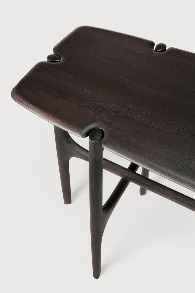 Console PI en teck brun foncé – Détail de la surface en bois travaillée à la main et de son grain naturel.