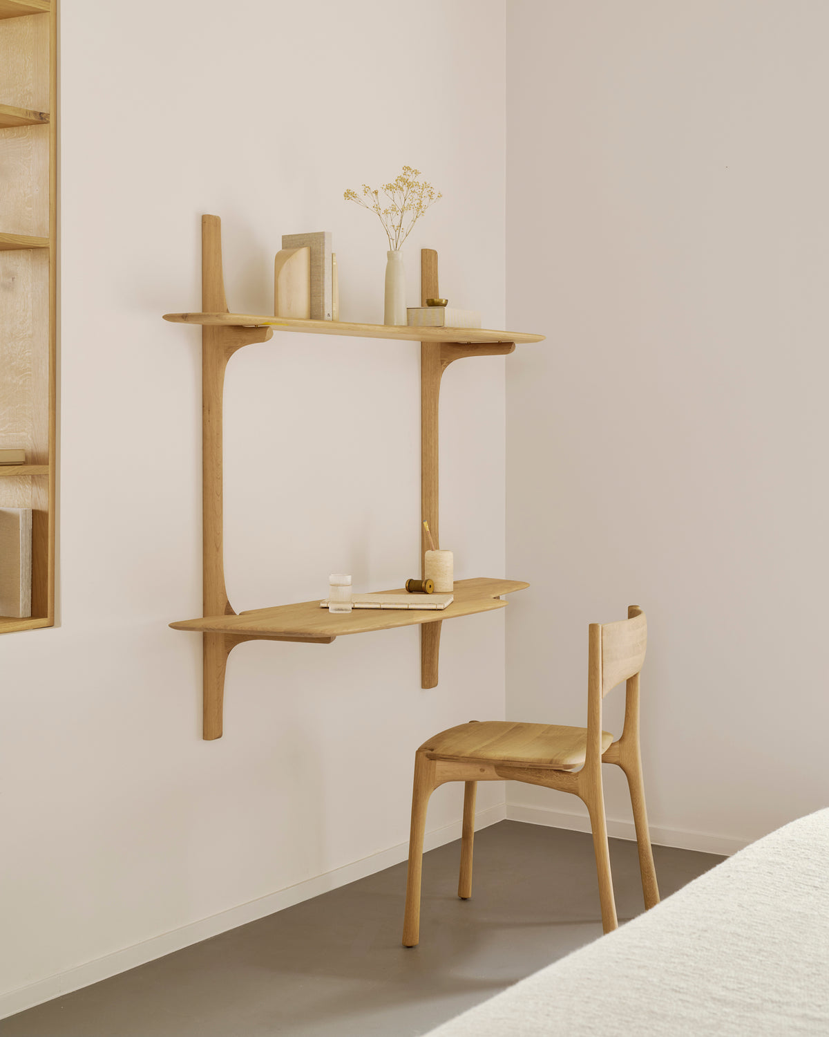 Bureau Ethnicraft PI en chêne naturel : un espace de travail compact dans un intérieur moderne.