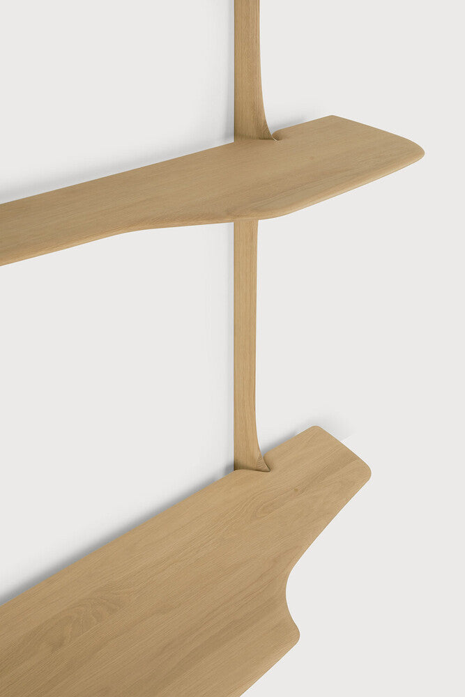 Bureau Ethnicraft PI en chêne naturel – Détail de la surface en bois verni et des chants travaillés à la main.
