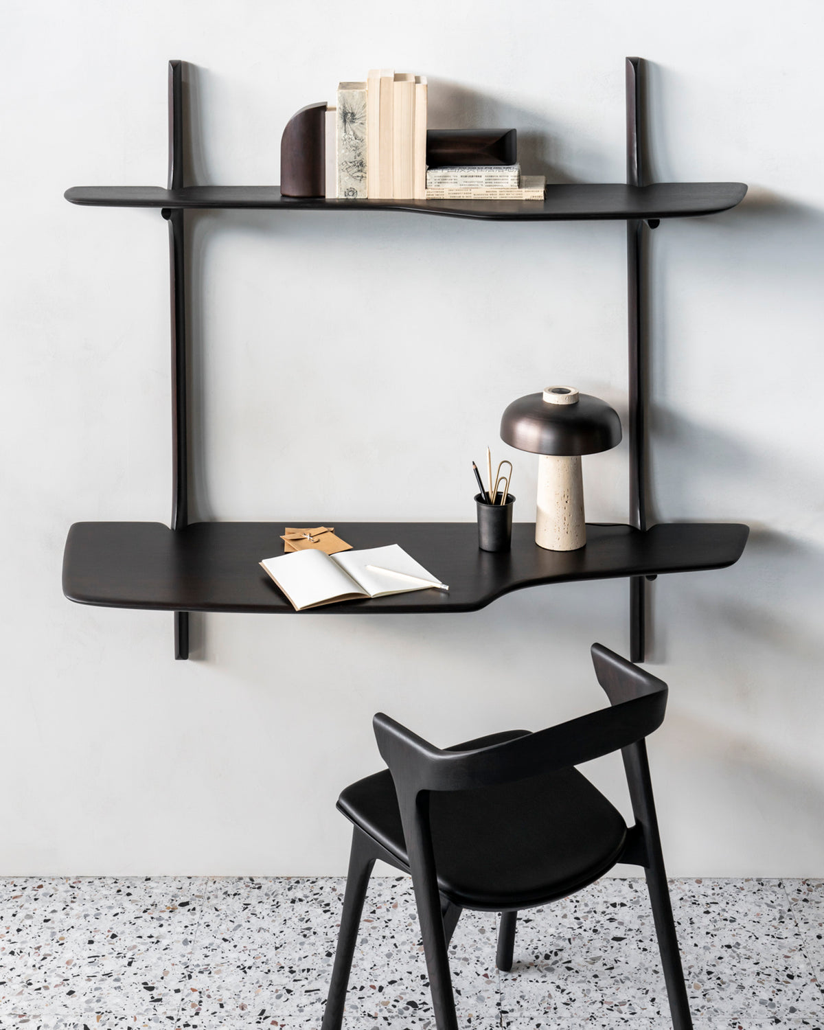 Bureau Ethnicraft PI en acajou brun foncé, un espace de travail compact dans un intérieur moderne.