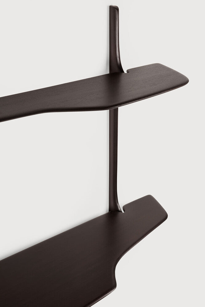 Bureau Ethnicraft PI en acajou brun foncé – Détail de la surface en bois laqué et des chants travaillés à la main.