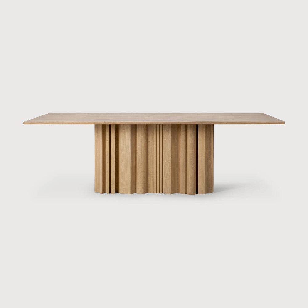 Table à manger Ethnicraft SEQUENCE en chêne massif, avec un piètement sculptural et un plateau rectangulaire, vue de face.