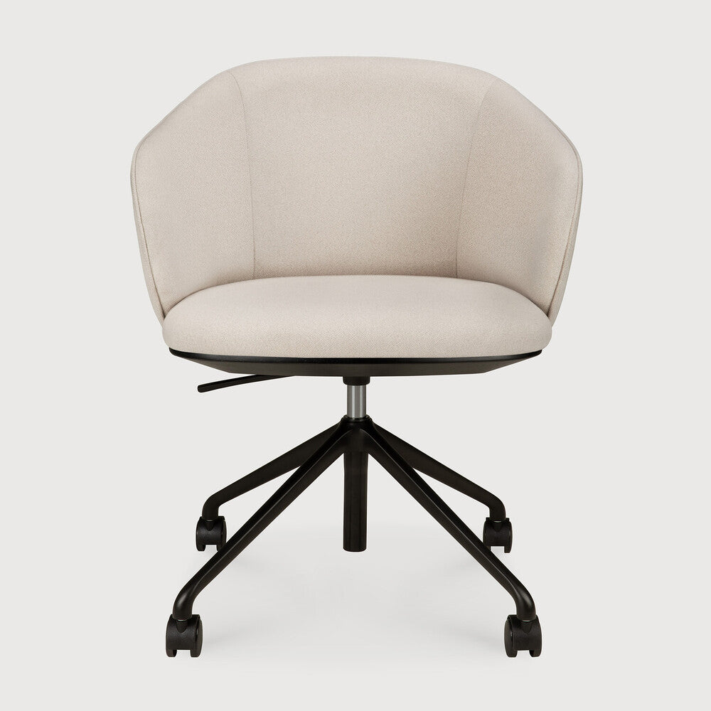 Chaise de bureau UNDA avec coque d'assise rembourrée, couleur Salt, et piètement à roulettes, vue de face.