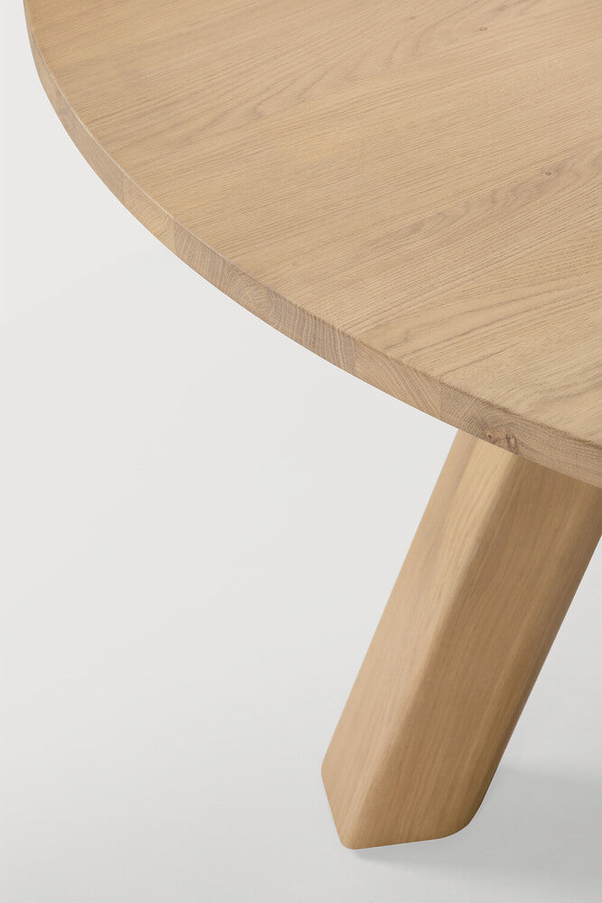 Ethnicraft UNDA Dining Table – Close-up of the wooden frame and the natural oak finish.