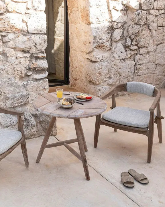 Table de bistrot Faye Low de Gommaire en Outdoor - combinée avec des chaises Lounge pour boire un café en toute décontraction sur la terrasse.