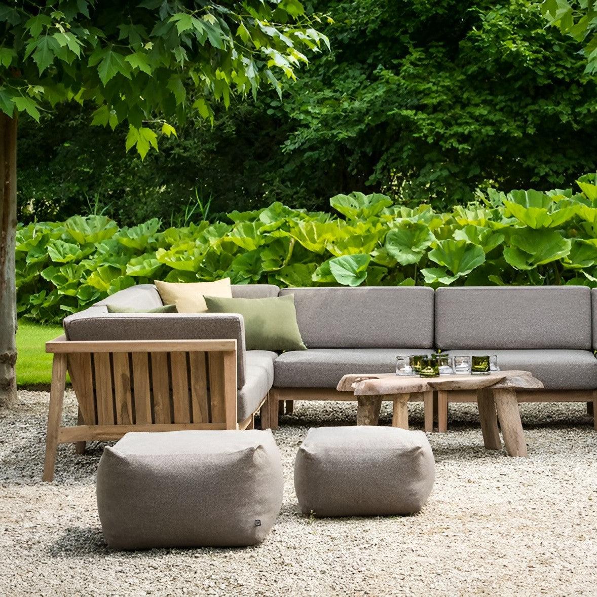 Mittelteil des Gartensofas COPENHAGUE im Lounge-Setting – vielseitig kombinierbar für individuelle Outdoor-Sofas von Gommaire