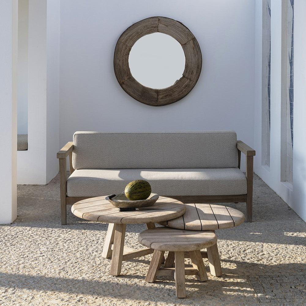 COPENHAGUE 2-Sitzer Sofa von Gommaire auf Terrasse – stilvolle Kombination mit Beistelltisch aus Teak für eine hochwertige Outdoor-Lounge