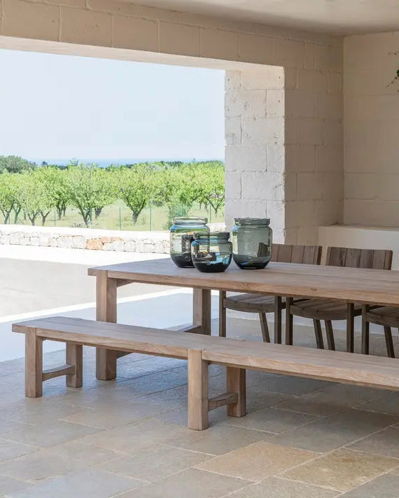 Gartenmöbel-Kombination von Gommaire: Jacoba Bank aus recyceltem Teak mit passendem Outdoor-Esstisch und Charly Stühlen – stilvolle Lounge-Atmosphäre im Organic Living Look