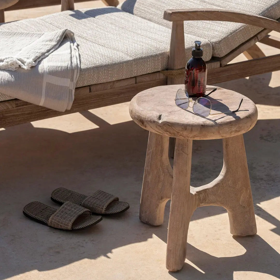 LAYA Beistelltisch von Gommaire in einer Outdoor-Szene – ideal als Ablage neben Lounge-Sessel oder Sofa