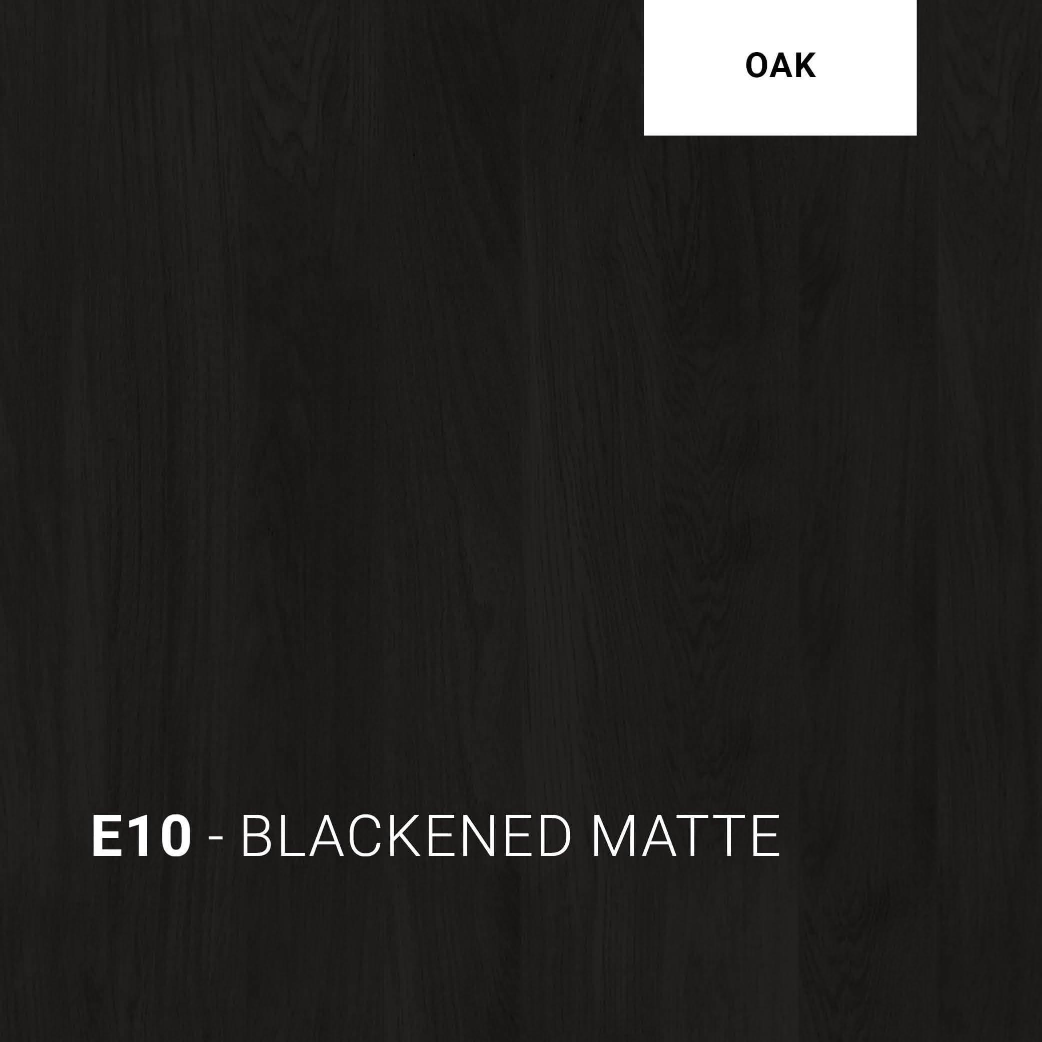 Nahaufnahme der Tischoberfläche in Eiche Blackened Matte (E10) – dunkles, mattes Finish mit sichtbarer Holzstruktur
