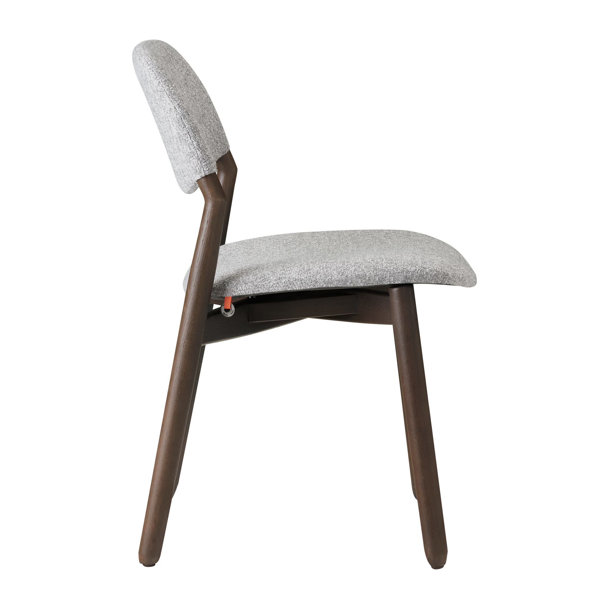 KNUT C0110 Seitenansicht – leicht geneigte Rückenlehne und stilvoll geschwungenes Holzgestell