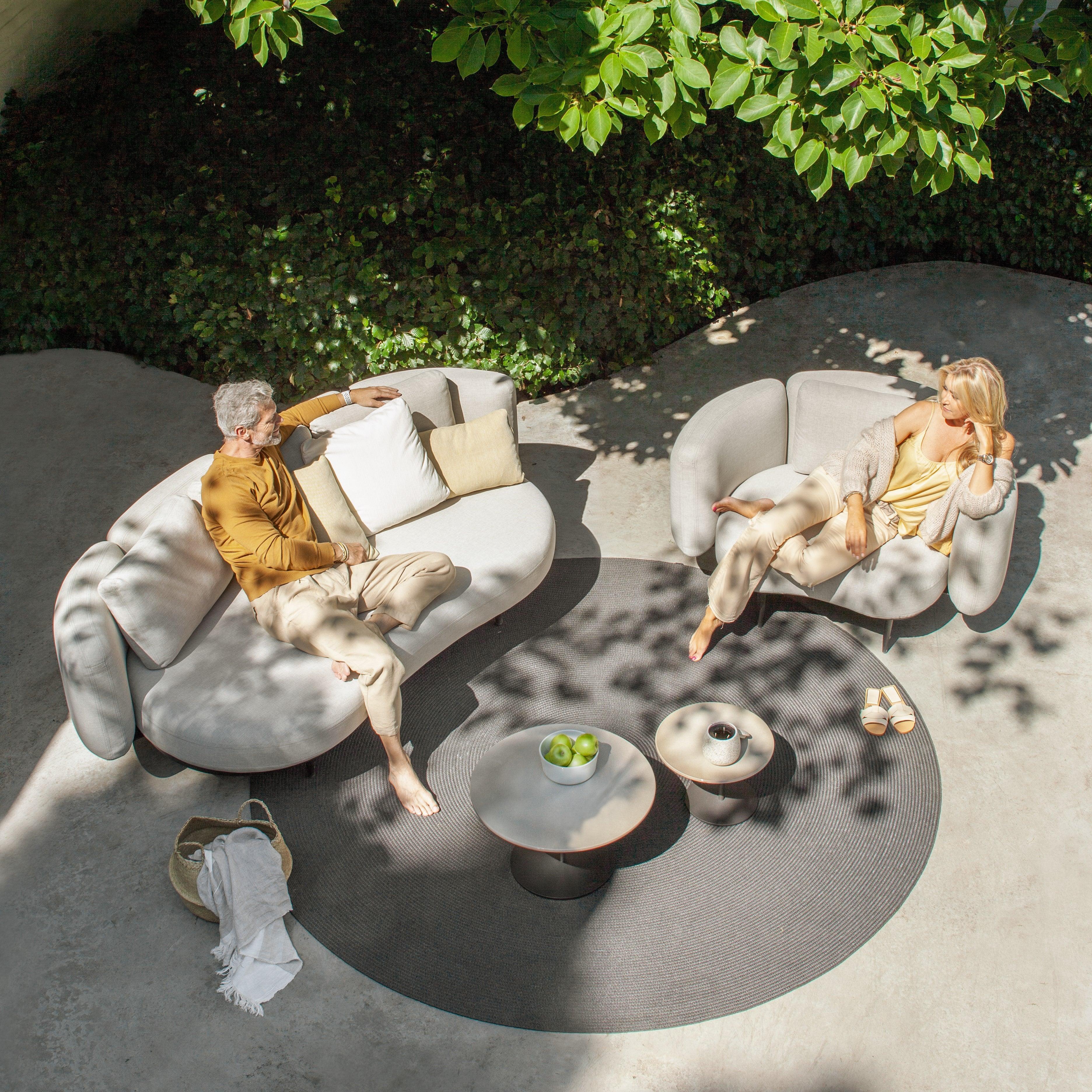 ORGANIX Loungetisch von Royal Botania in gemütlicher Gartenlounge – weiche Linienführung trifft auf hochwertige Materialien