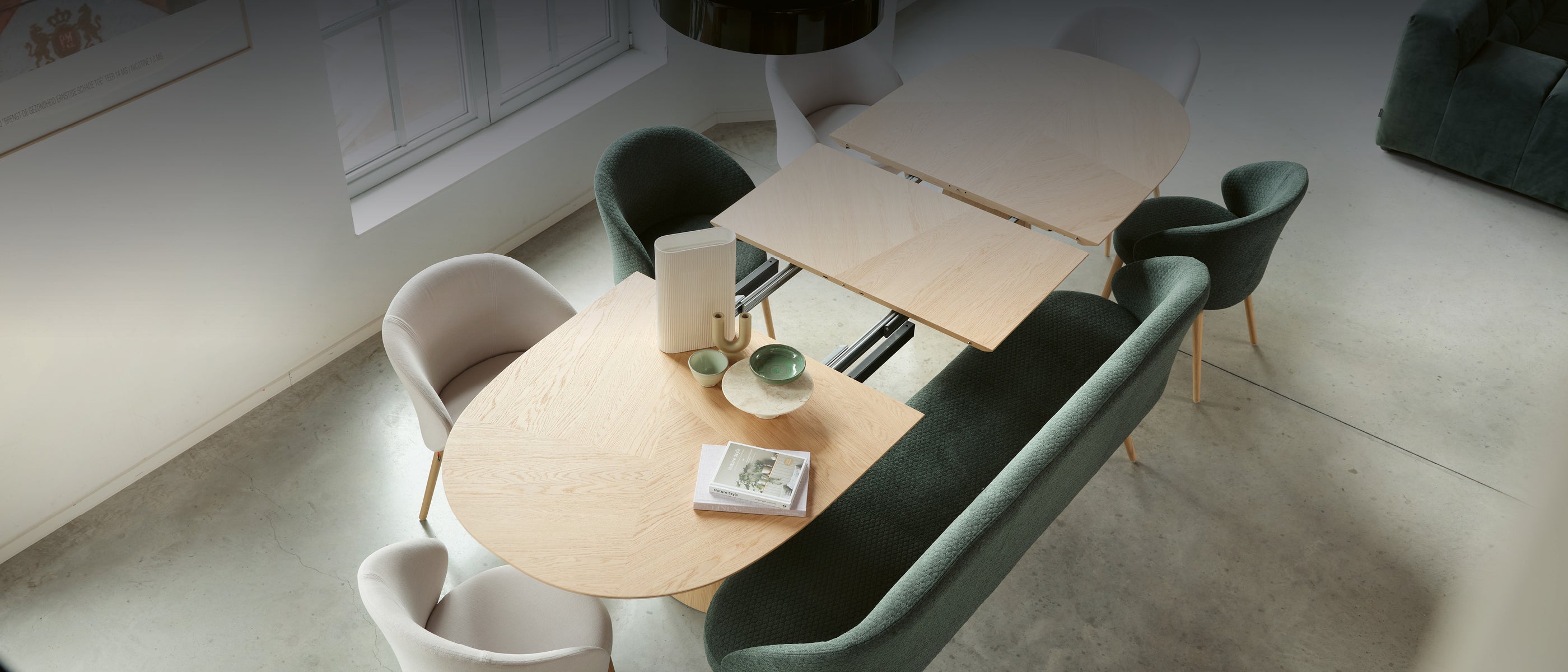 Mobitec Ausziehtisch Blossom aus massiver Eiche – eleganter Holztisch mit natürlicher Maserung und ausziehbarer Tischplatte, ideal für modernes Esszimmerdesign