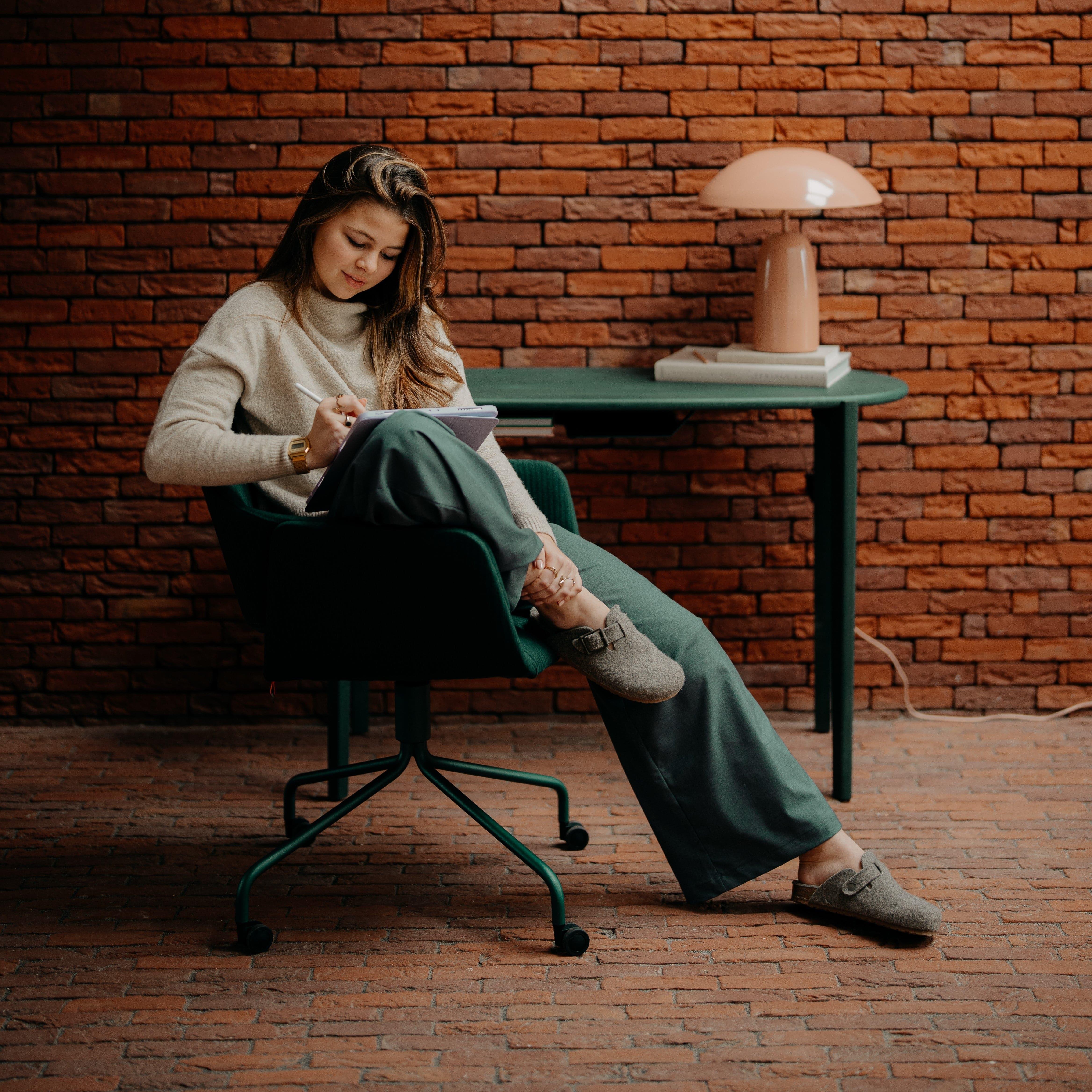 Moderner MOOD Stuhl in einem offenen Büro mit kleiner Leseecke und natürlicher Beleuchtung