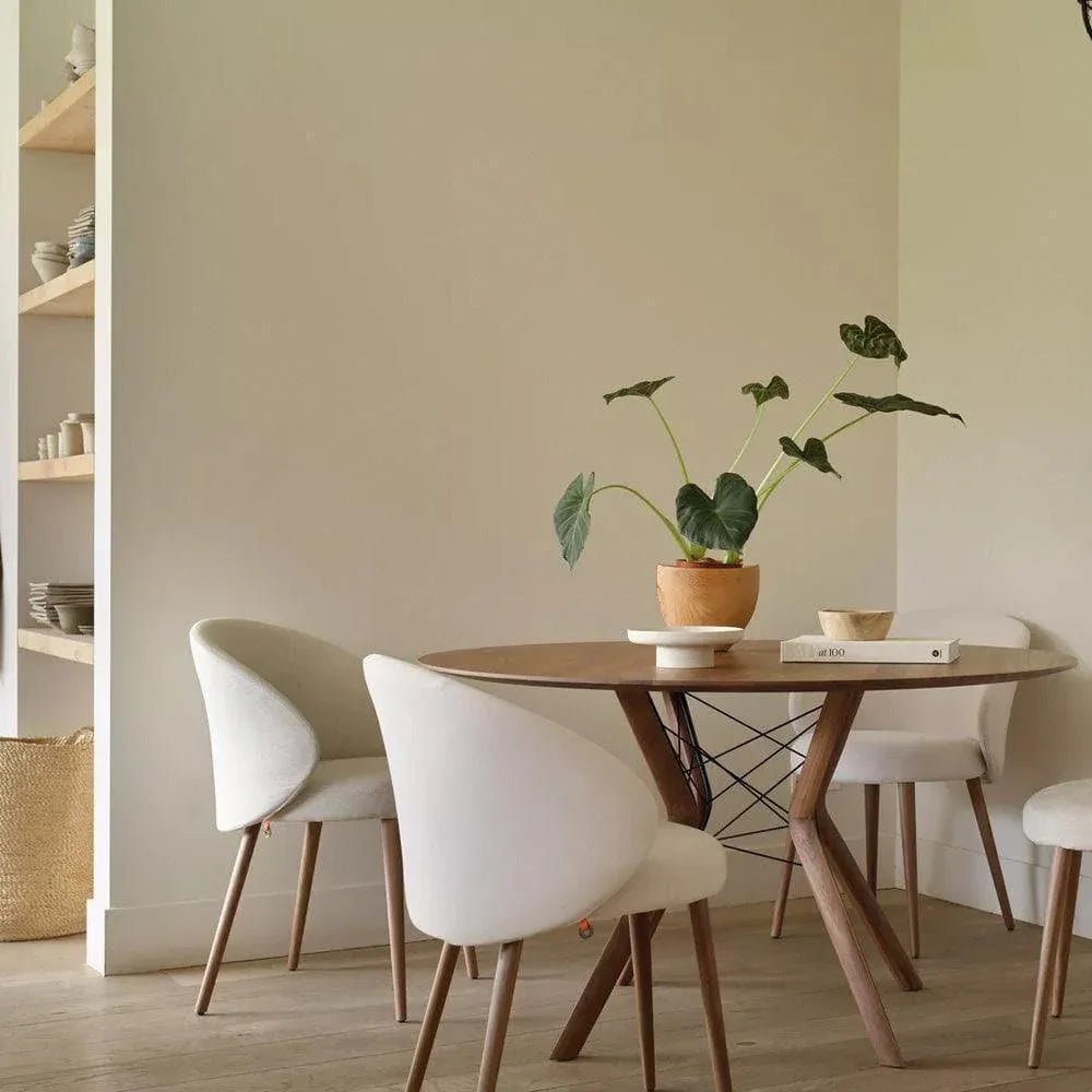 Stuhl NEO C0452 von Mobitec in moderner Wohnküche – kombiniert mit hellem Holztisch