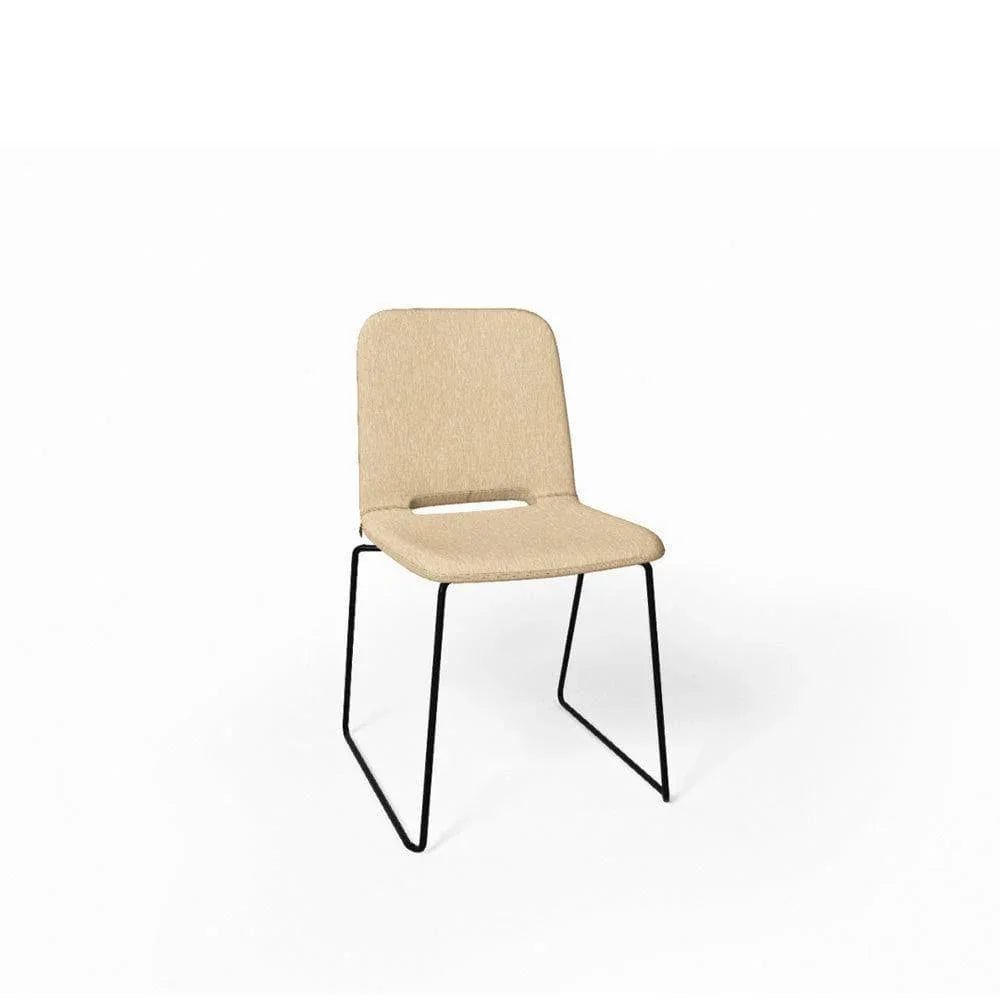 Moderner Stuhl PAMP C1110 in Frontansicht – platzsparend stapelbar mit klarer Form