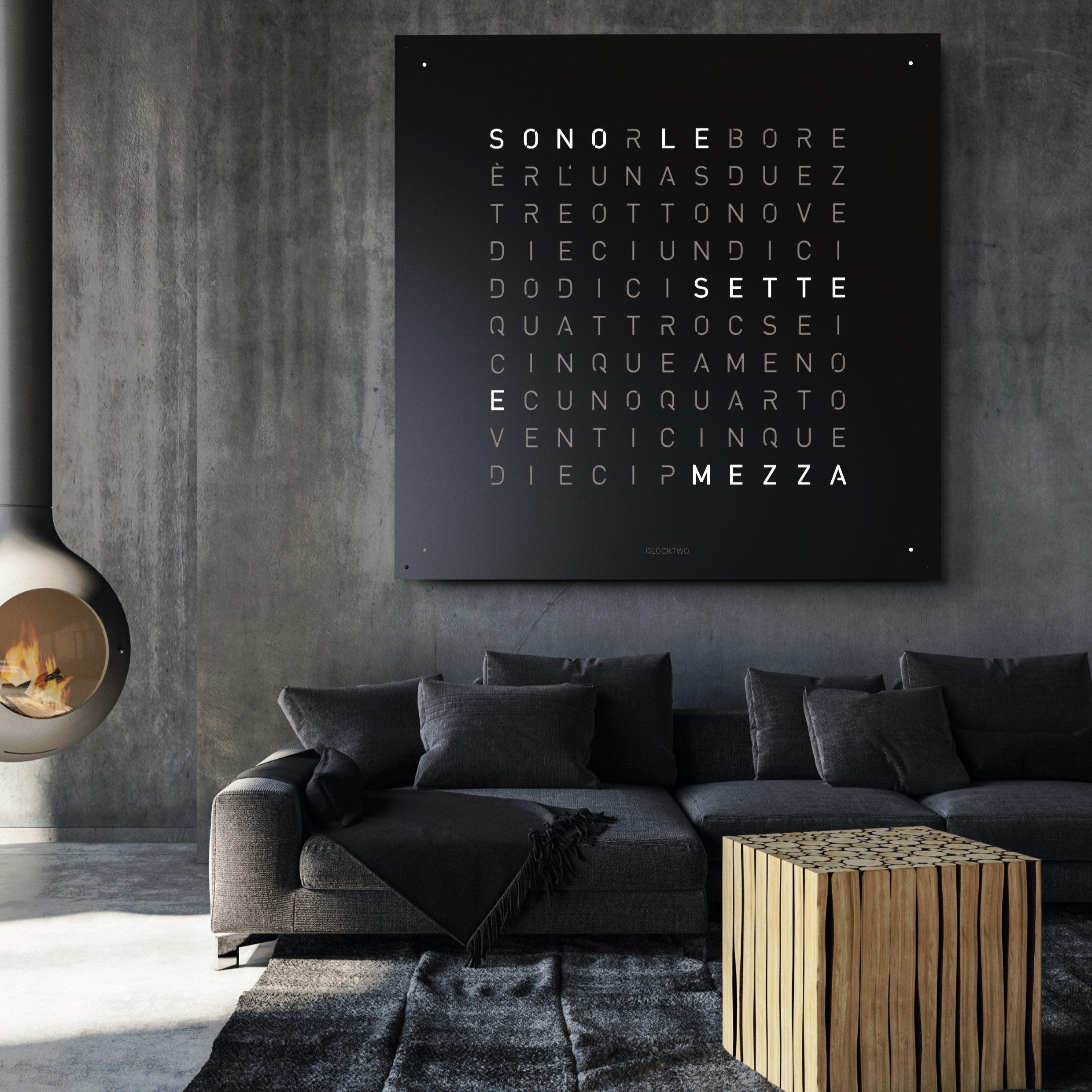 QLOCKTWO EARTH 180 BLACK PEPPER – orologio da parete di lusso in nero opaco, perfetto per ambienti eleganti e architetture moderne