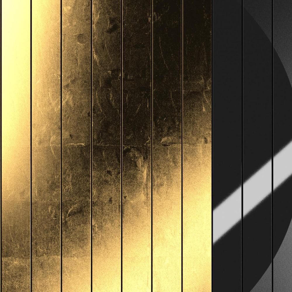 Detailaufnahme der Oberfläche der QLOCKTWO MOON NIGHTFALL in Gold – kunstvoll strukturierte Metalltextur mit edlem Glanz