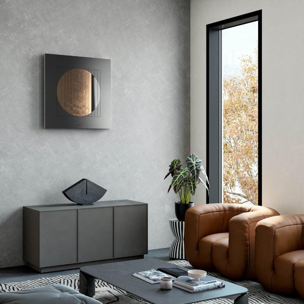 QLOCKTWO MOON NIGHTFALL in Moon Gold als edles Zeitobjekt in einer eleganten Einrichtung – harmonisches Zusammenspiel aus Licht und Design