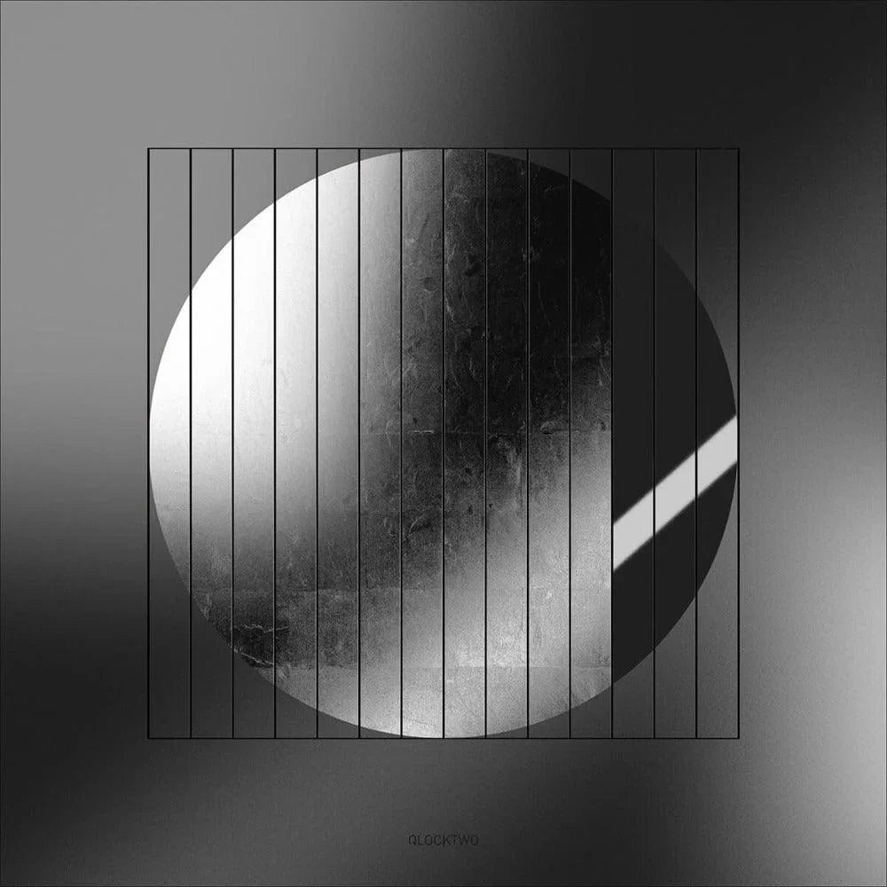 QLOCKTWO MOON NIGHTFALL in Platinum – edle Wand­uhr mit gebürsteter Oberfläche in platinfarbenem Glanz