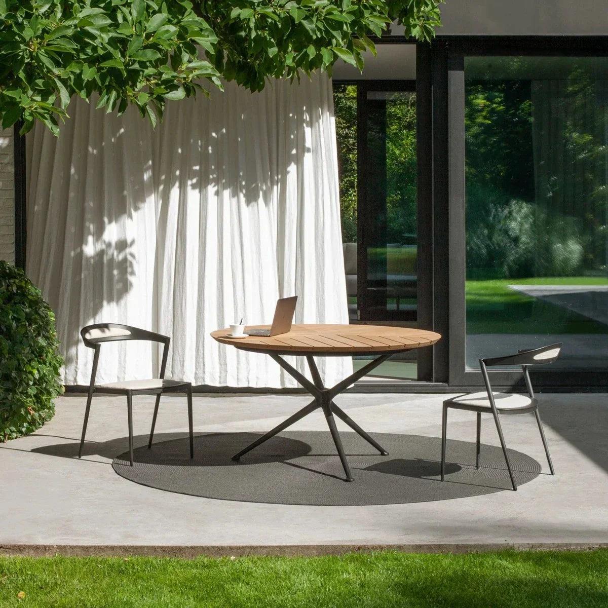 STYLETTO 55 Stuhl in Sand auf einer modernen Terrasse – stilvolle Kombination aus Komfort und geradlinigem Outdoor-Design