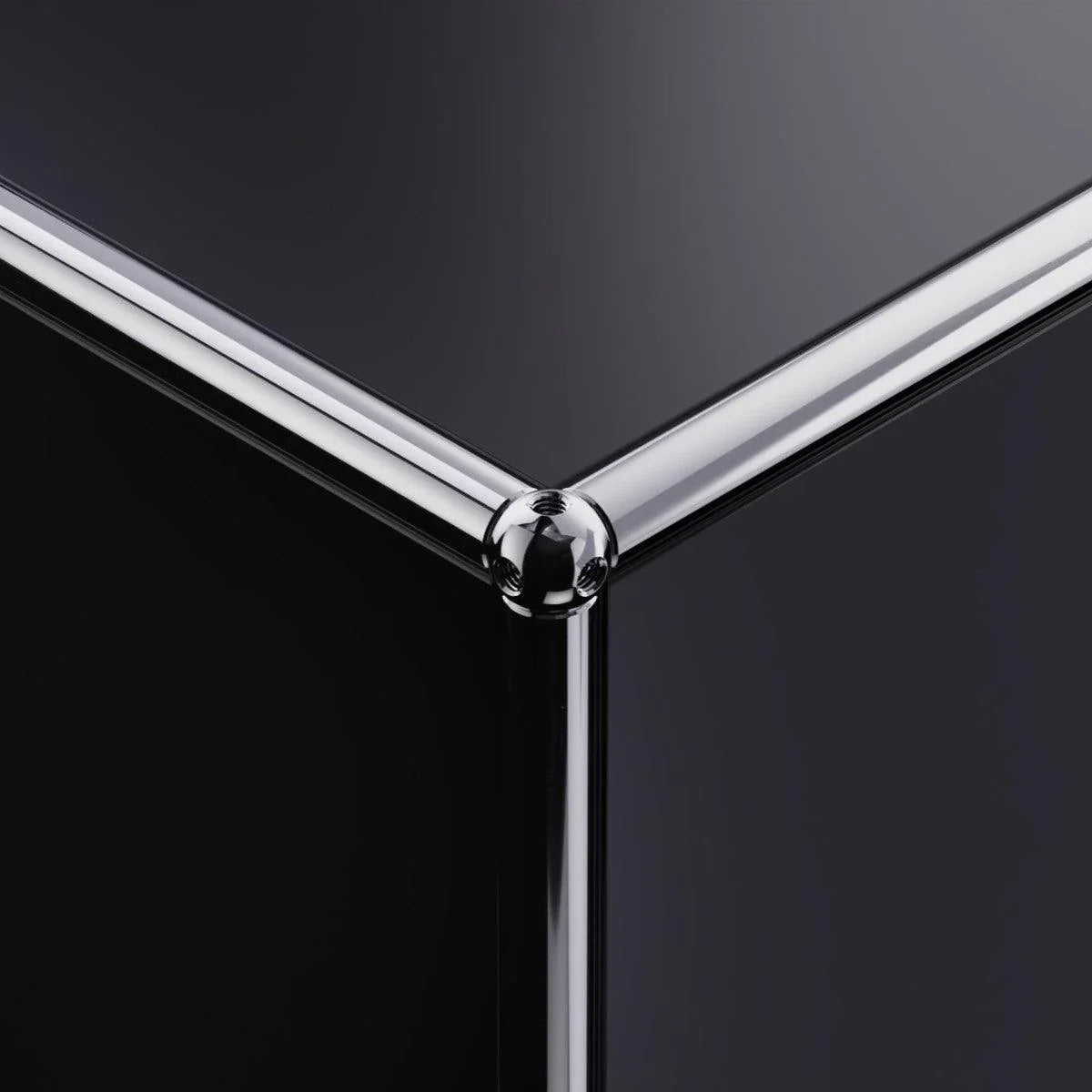 Detailansicht der Kante des USM Haller Sideboards C2 in Graphitschwarz – präzise Verarbeitung und ikonisches Möbeldesign mit klarer Kontur