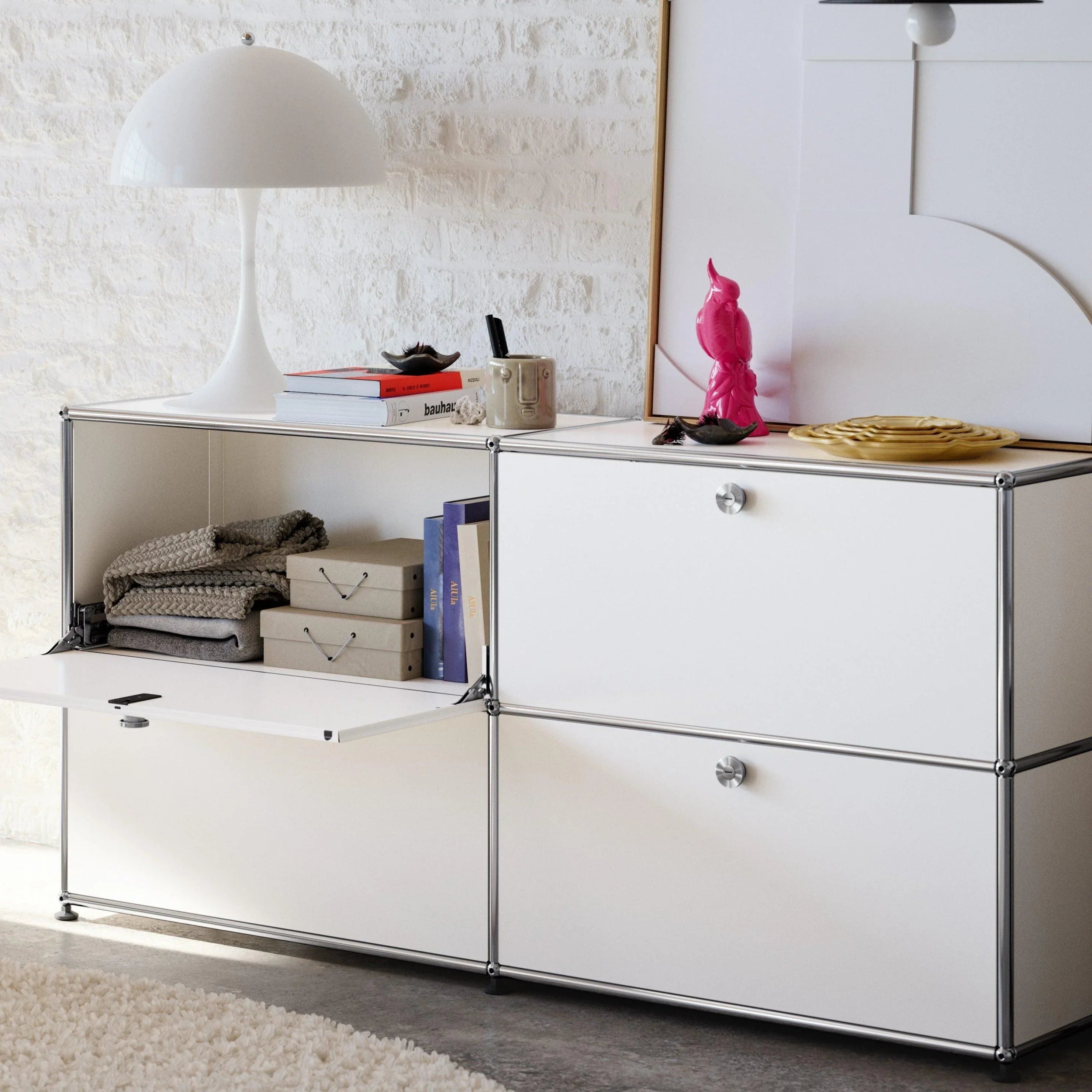 USM Haller Sideboard E2 in Reinweiß als eleganter Stauraum im Wohnbereich – minimalistisches Designmöbel mit klarer Linienführung und lichtreflektierender Oberfläche für moderne Raumgestaltung