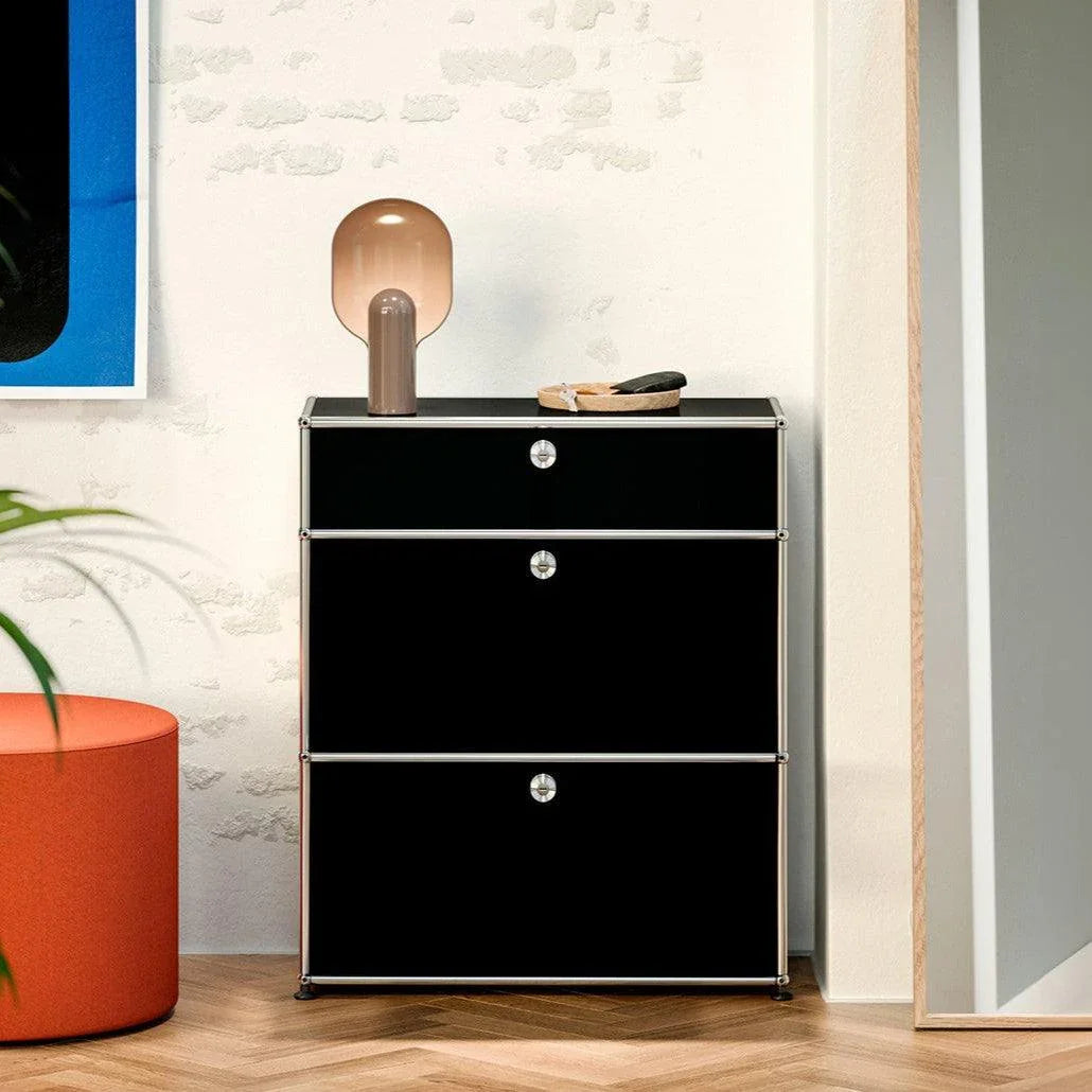 USM Haller Kommode M25 in Graphitschwarz – stilvolle Beispieleinrichtung im Büro oder Wohnzimmer mit modularer Stauraumlösung und zeitlosem Design