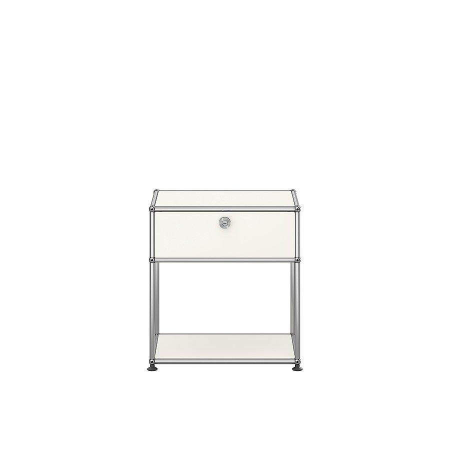 Frontansicht des USM Nachttischs M54 in Reinweiß – minimalistischer Design-Nachttisch mit klarer Linienführung für moderne Schlafzimmer