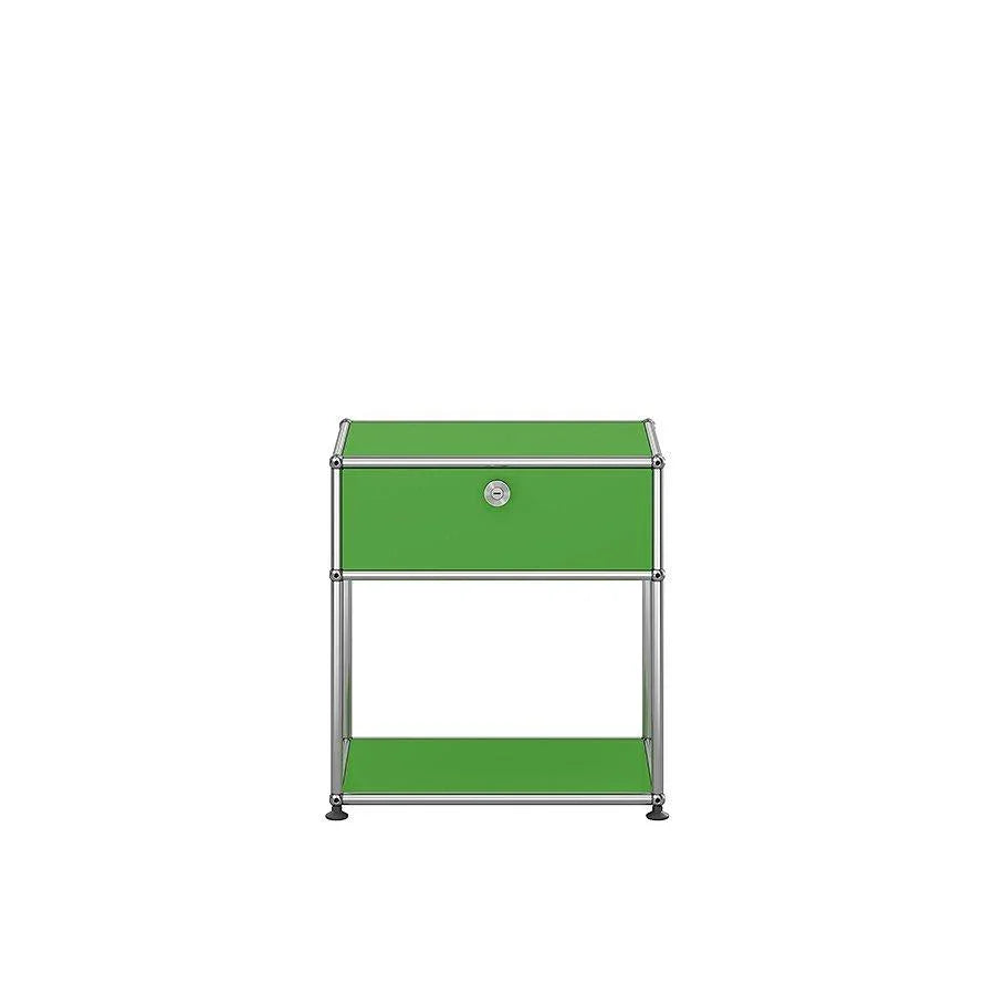 USM Nachttisch M54 in klassischem USM Grün – Frontansicht des modularen Designmöbels mit ikonischer Farbe für Schlafzimmer oder Flur