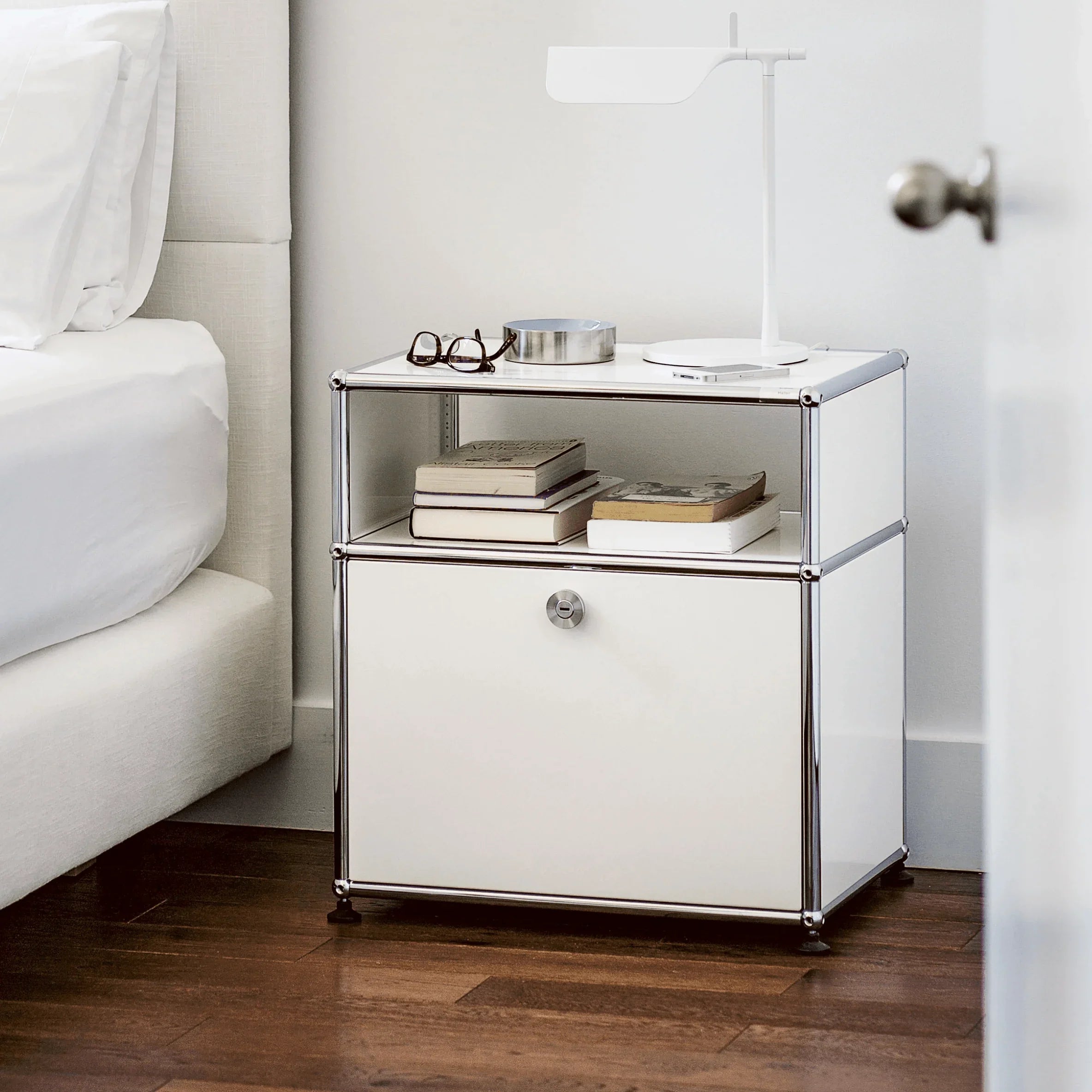 USM Haller Nachttisch M55 in Reinweiß – stilvolle Schlafzimmer-Einrichtung mit minimalistischem Design, weißer Oberfläche und funktionaler Ästhetik für moderne Wohnräume