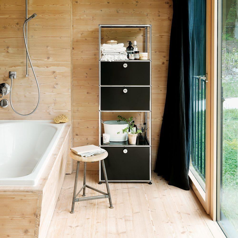 USM Regal M52 in Graphitschwarz – stilvolle Beispieleinrichtung im Industrial Look mit viel Stauraum für Bücher, Technik oder Deko in Wohnraum oder Loft