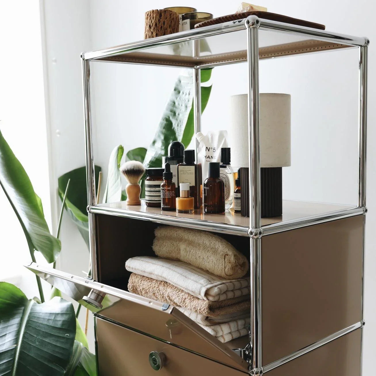 USM Haller Regal M52 in USM Beige – harmonische Beispieleinrichtung im Wohnbereich mit modularer Regalstruktur, viel Stauraum und natürlichem Designkonzept