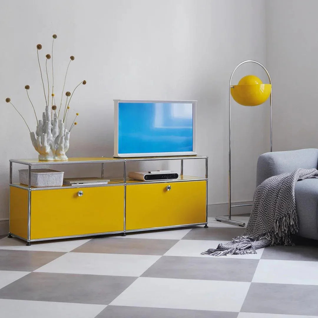USM Haller Sideboard O2 in Goldgelb – leuchtende Beispieleinrichtung im modernen Wohnraum mit auffälligem Design-Farbakzent und funktionalem Stauraum für Bücher, Deko oder Technik
