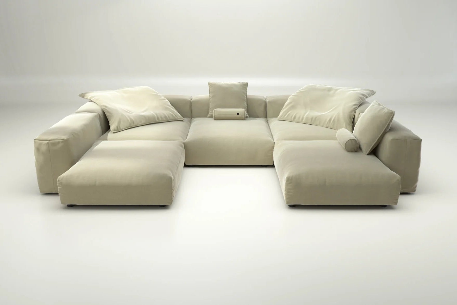 Suave Clay auf Sofa 06 von Vetsak – mit Kissen, perfekte Ton-in-Ton-Lösung für harmonische Wohnstile