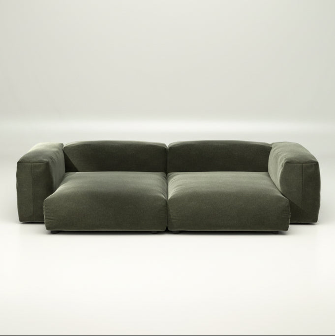SET 02 Sofa XL von vetsak mit Stoff Suave in Pine – entspannter Luxus mit grünem Charakter