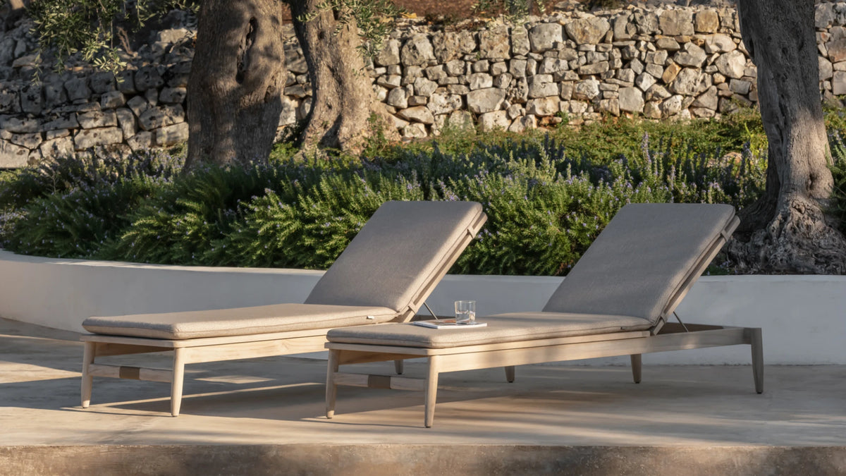 Bain de soleil Vincent Sheppard DAVID avec coussins Savane Coconut dans le jardin