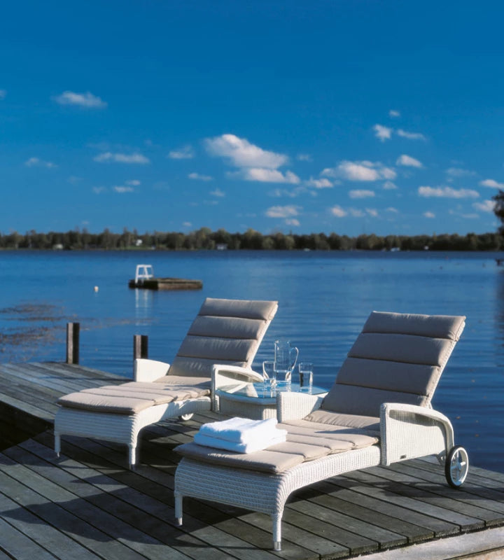 Bain de soleil Vincent Sheppard DOVILE, couleur Quartz Grey, sur une terrasse