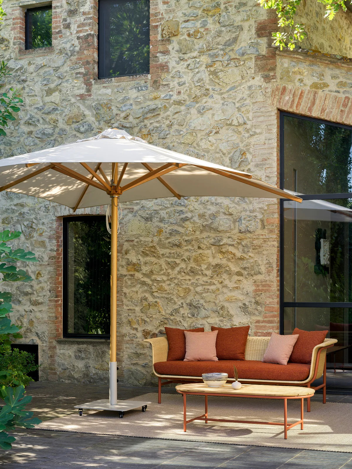Parasol Vincent Sheppard FLORENCE au-dessus d'une table de jardin sur la terrasse