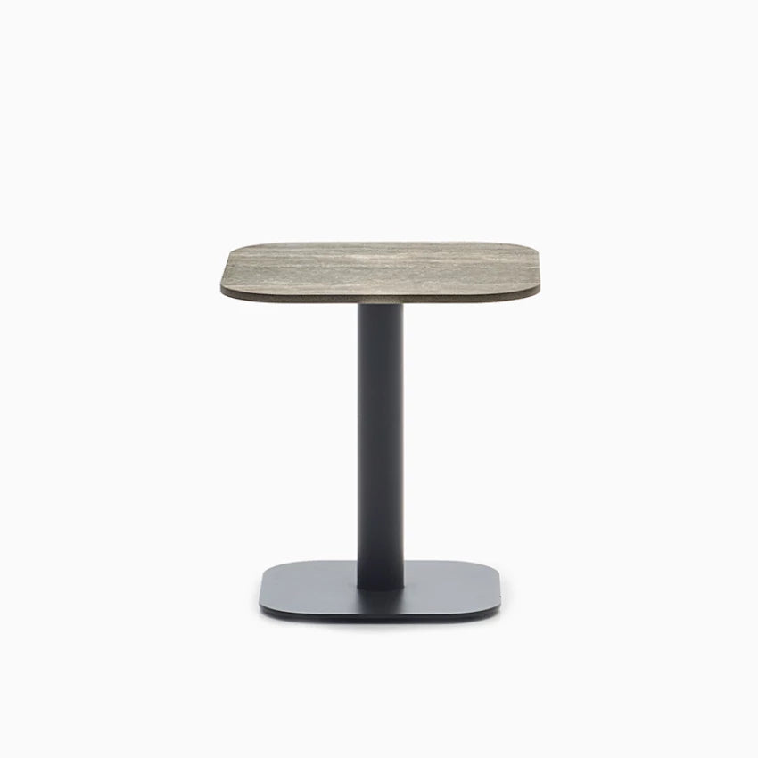 Table d'appoint Vincent Sheppard KODO avec structure en aluminium thermolaqué couleur « Fossil Grey » et plateau en céramique couleur « Flint ».