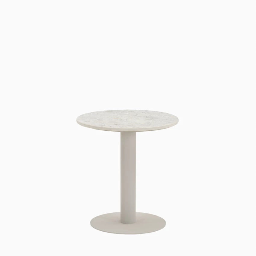 Table d'appoint ronde Vincent Sheppard KODO, avec un piètement en aluminium thermolaqué couleur Dune White et un plateau en céramique Shards.