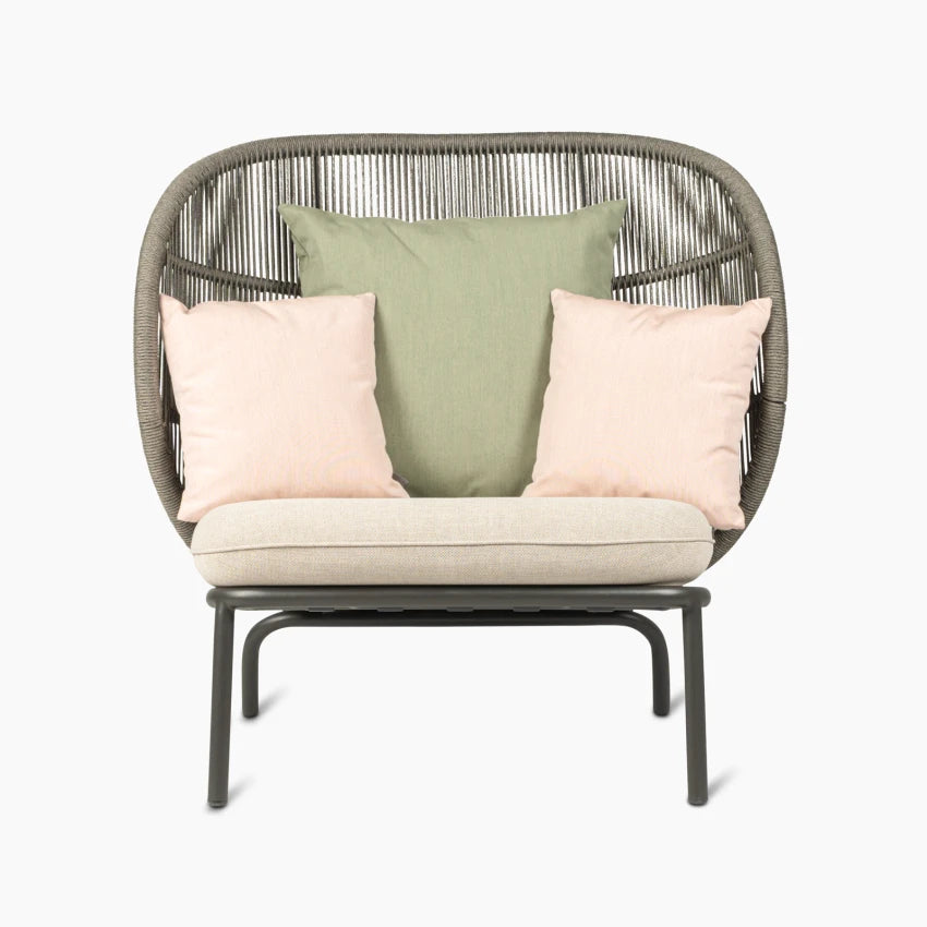 Fauteuil de jardin Vincent Sheppard KODO COCOON, couleur Fossil Grey, avec coussins d'assise et décoratifs