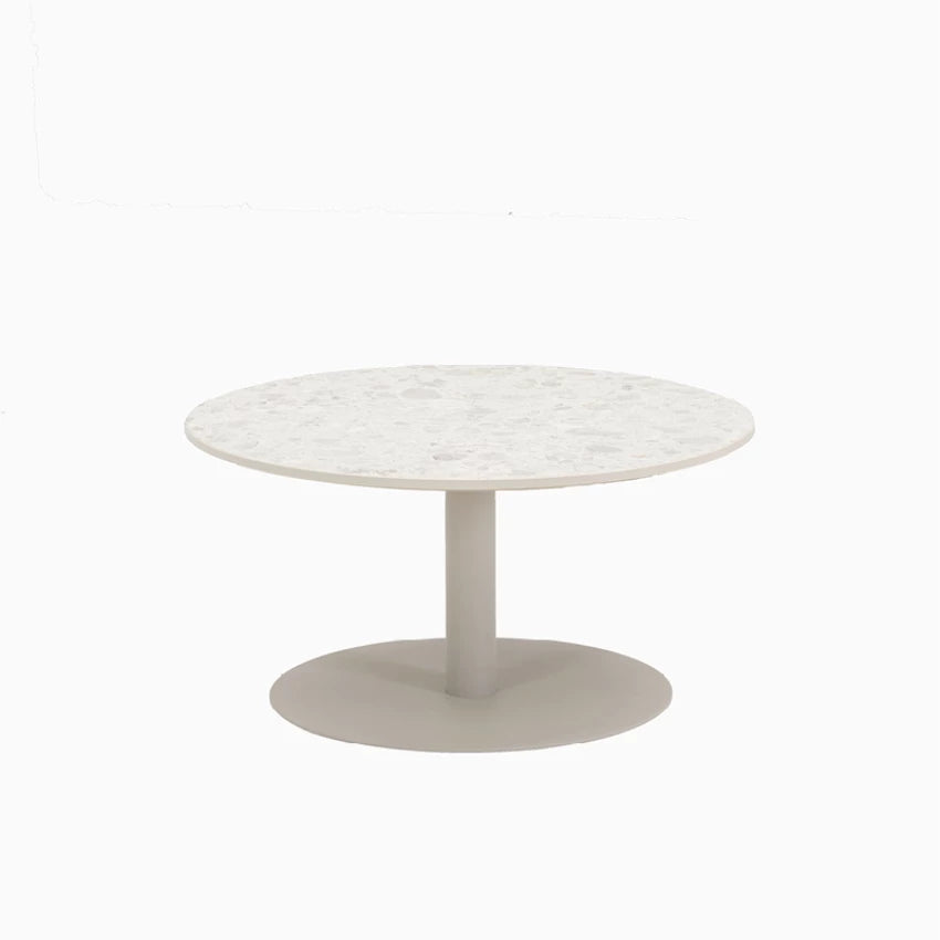 Vincent Sheppard KODO Couchtisch rund mit pulverbeschichtetem Aluminiumrahmen in der Farbe Dune White mit einer Keramikplatte in Shards.