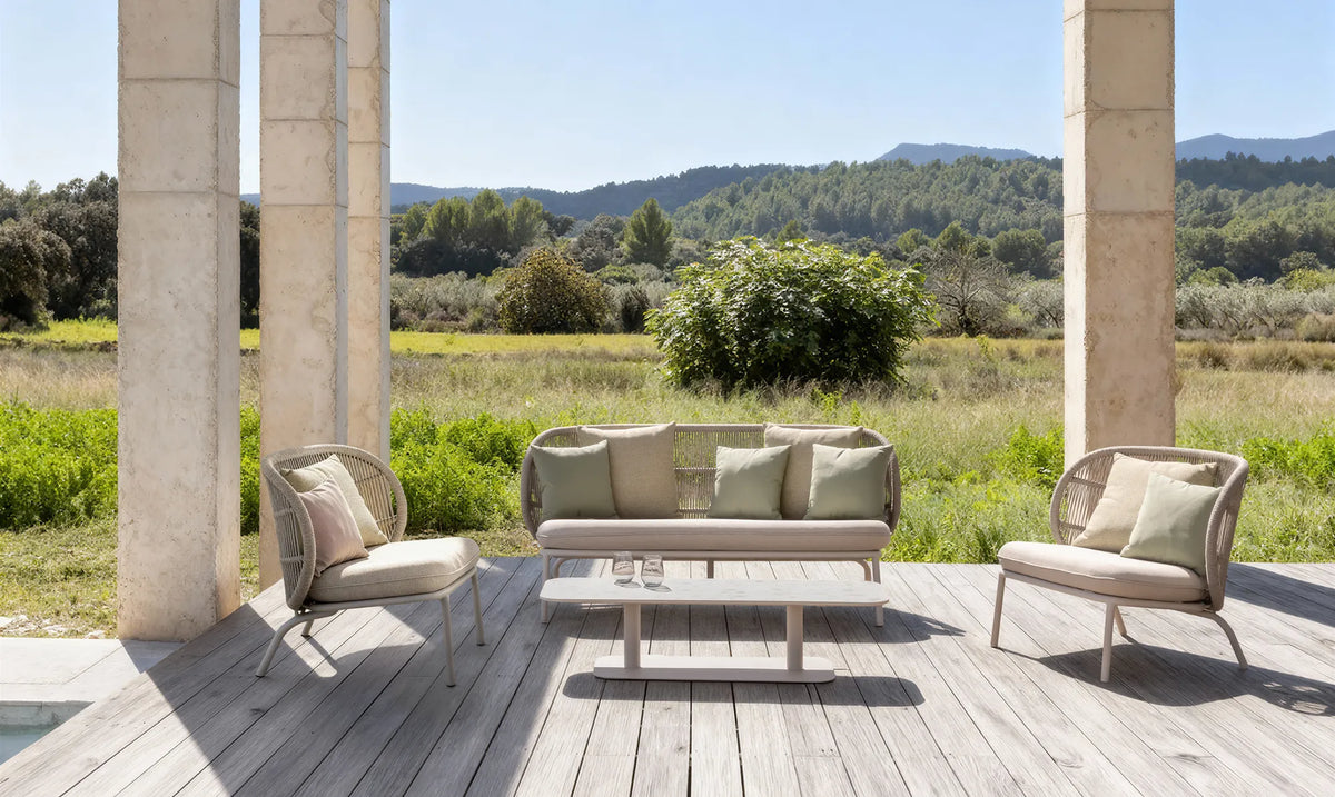 Vincent Sheppard KODO Couchtisch als Tischgruppe im Outdoor-Loungebereich in Dune White