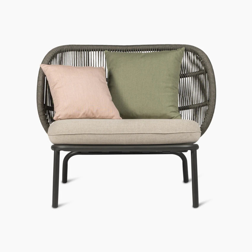 Fauteuil de jardin Vincent Sheppard KODO, couleur Fossil Grey, avec coussins d'assise et décoratifs