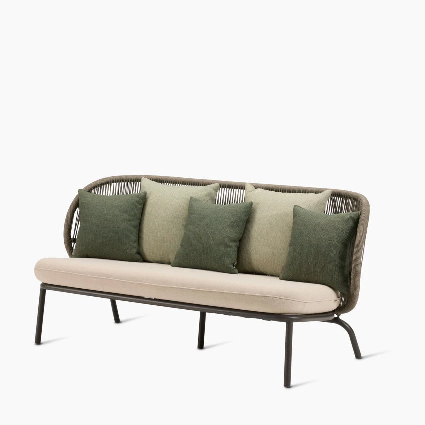 Canapé de jardin Vincent Sheppard KODO, couleur « Fossil Grey », avec coussins « Pine Green » et « Olive Green »
