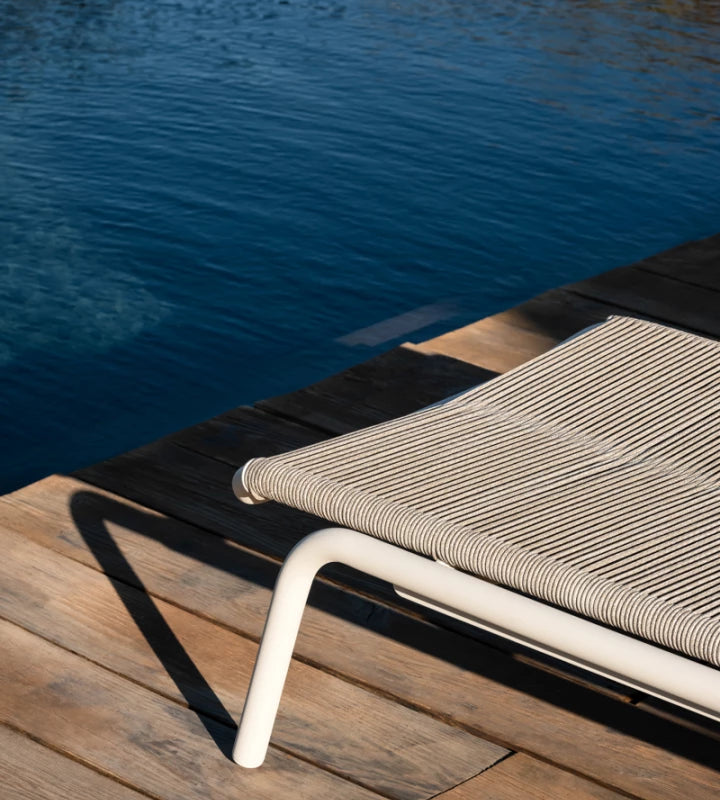 Vincent Sheppard KODO : bain de soleil « Detail » avec tressage et structure en aluminium thermolaqué, couleur Dune White